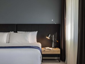 In-room safe, desk, blackout curtains, iron/ironing board - Mantra MacArthur Canberra (Turner)