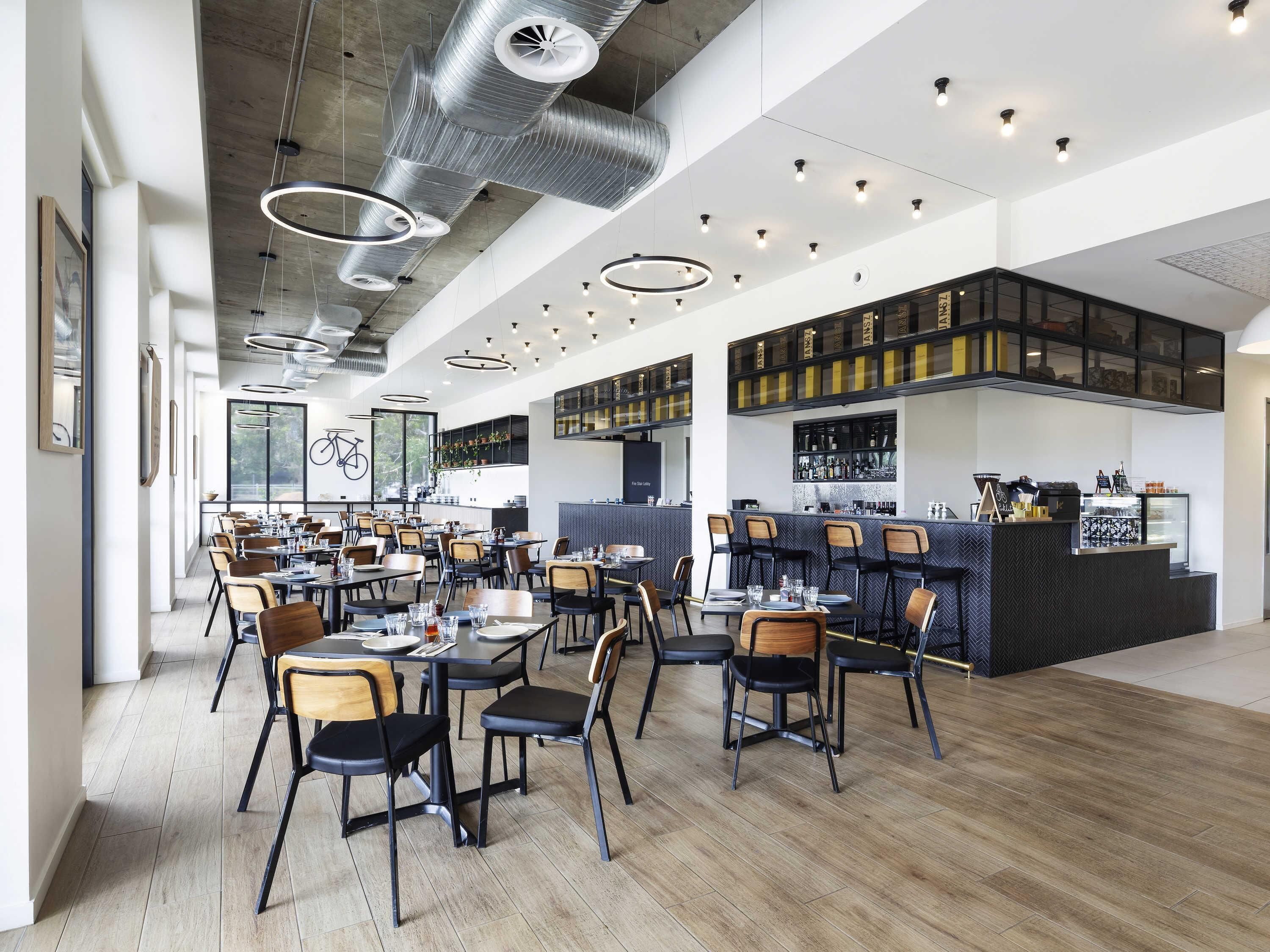 تقديم الإفطار والغداء والعشاء