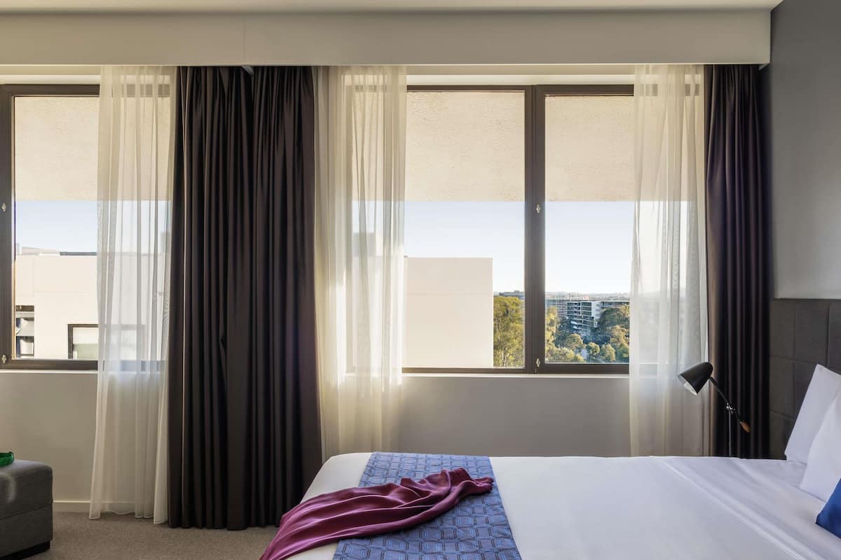 Deluxe Suite (1 King Bed or 2 Twin Beds) | In-room safe, desk, blackout curtains, iron/ironing board