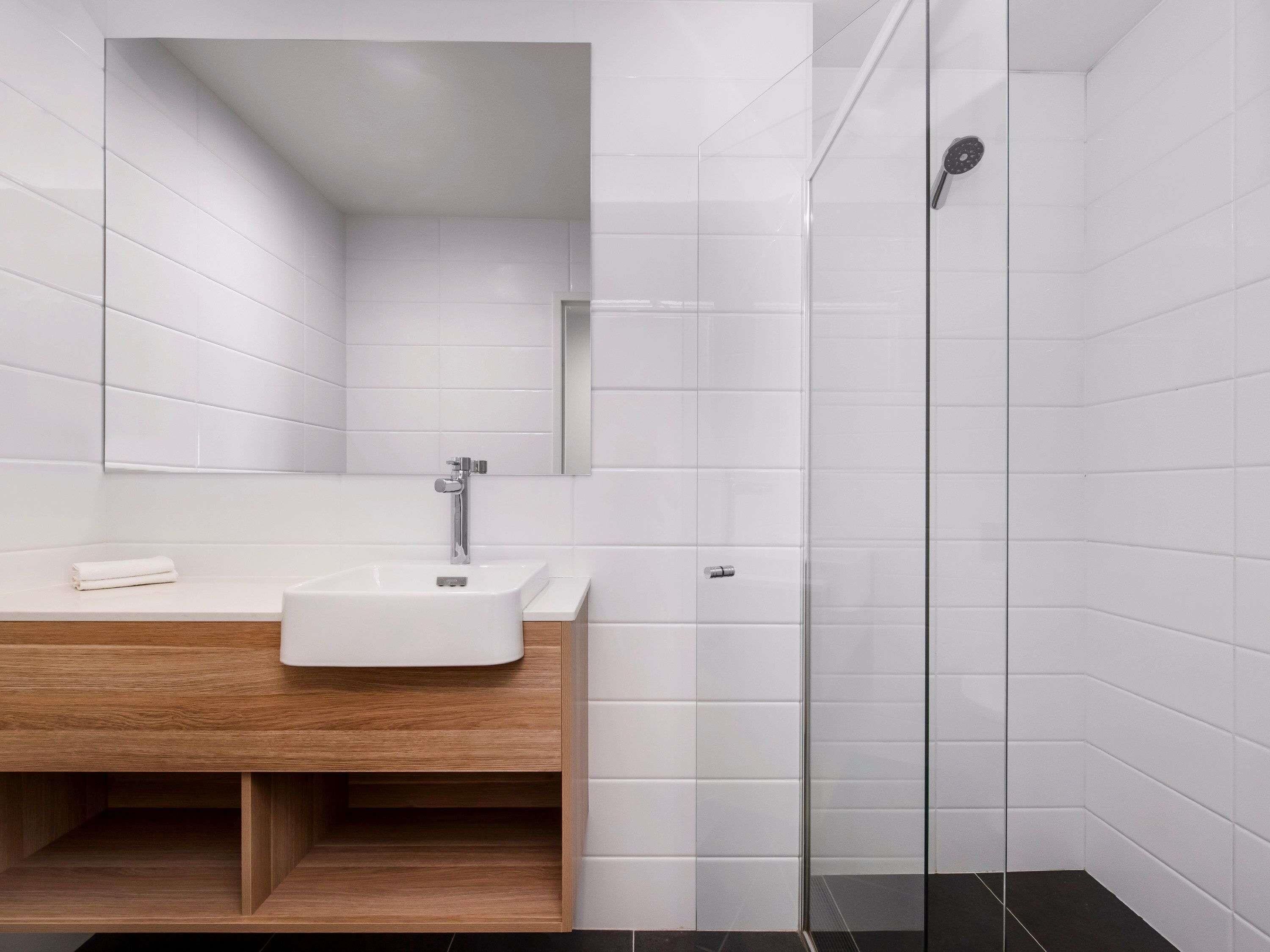 客房内保险箱、办公桌、遮光窗帘、熨斗/熨衣板