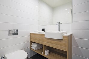 Dusche, kostenlose Toilettenartikel, Haartrockner, Handtücher