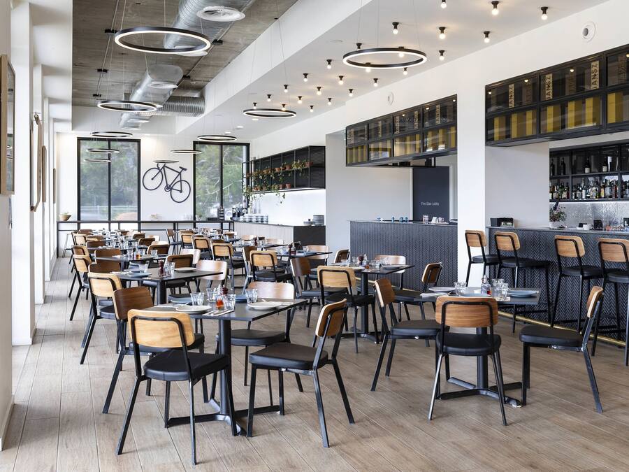 Petit déjeuner buffet (28.00 AUD par personne)