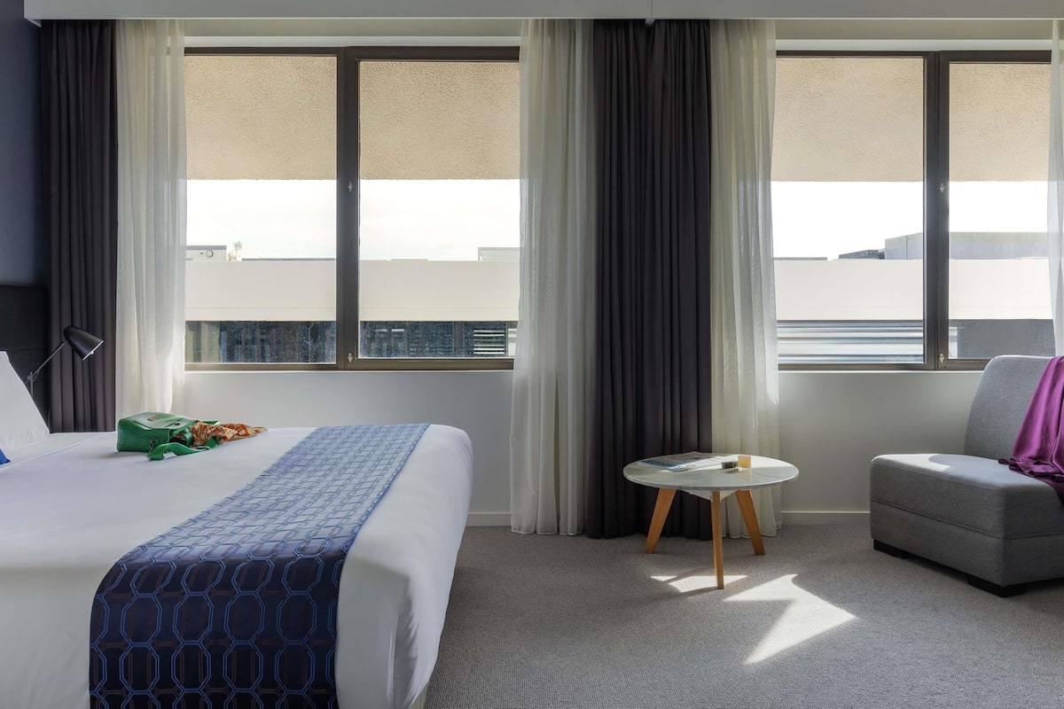 Suite (1 King Bed or 2 Twin Beds) | In-room safe, desk, blackout curtains, iron/ironing board