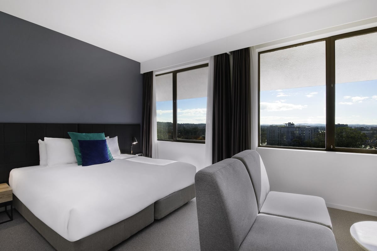 2 bedrooms, in-room safe, desk, blackout curtains