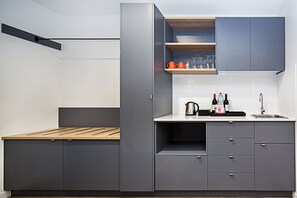 Coffee/tea maker, electric kettle - Mantra MacArthur Canberra (Turner)