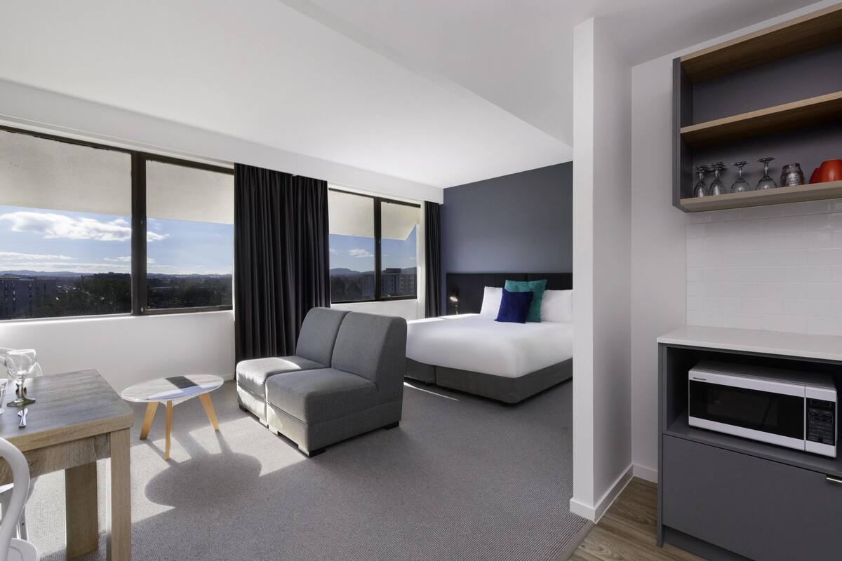 2 bedrooms, in-room safe, desk, blackout drapes