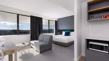 Zimmersafe, Schreibtisch, Verdunkelungsvorhänge, Bügeleisen/Bügelbrett