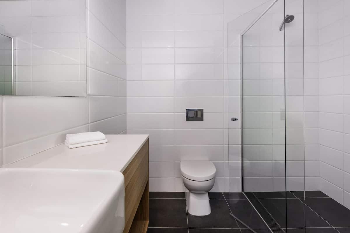 2 bedrooms, in-room safe, desk, blackout curtains