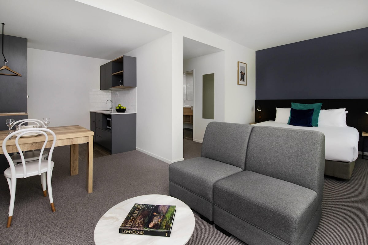 Suite (1 King Bed or 2 Twin Beds) | 2 Schlafzimmer, Zimmersafe, Schreibtisch, Verdunkelungsvorhänge
