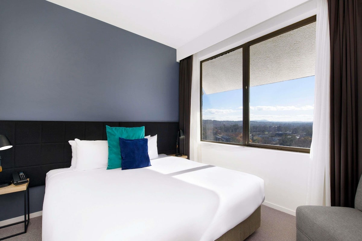 Studio Room (1 King Bed or 2 Twin Beds) | 2 bedrooms, in-room safe, desk, blackout drapes