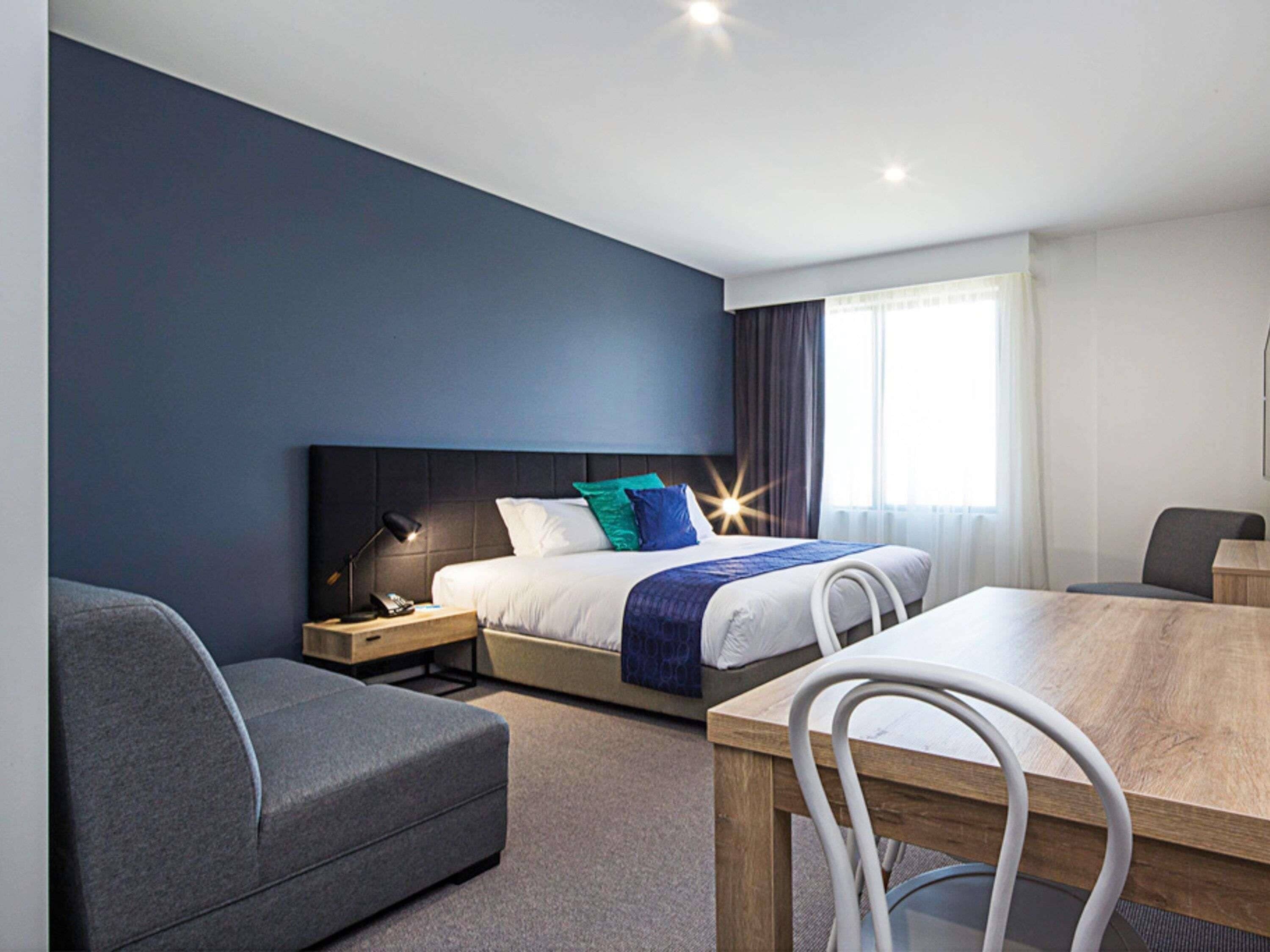 Suite, 2 Schlafzimmer | Zimmersafe, Schreibtisch, Verdunkelungsvorhänge, Bügeleisen/Bügelbrett