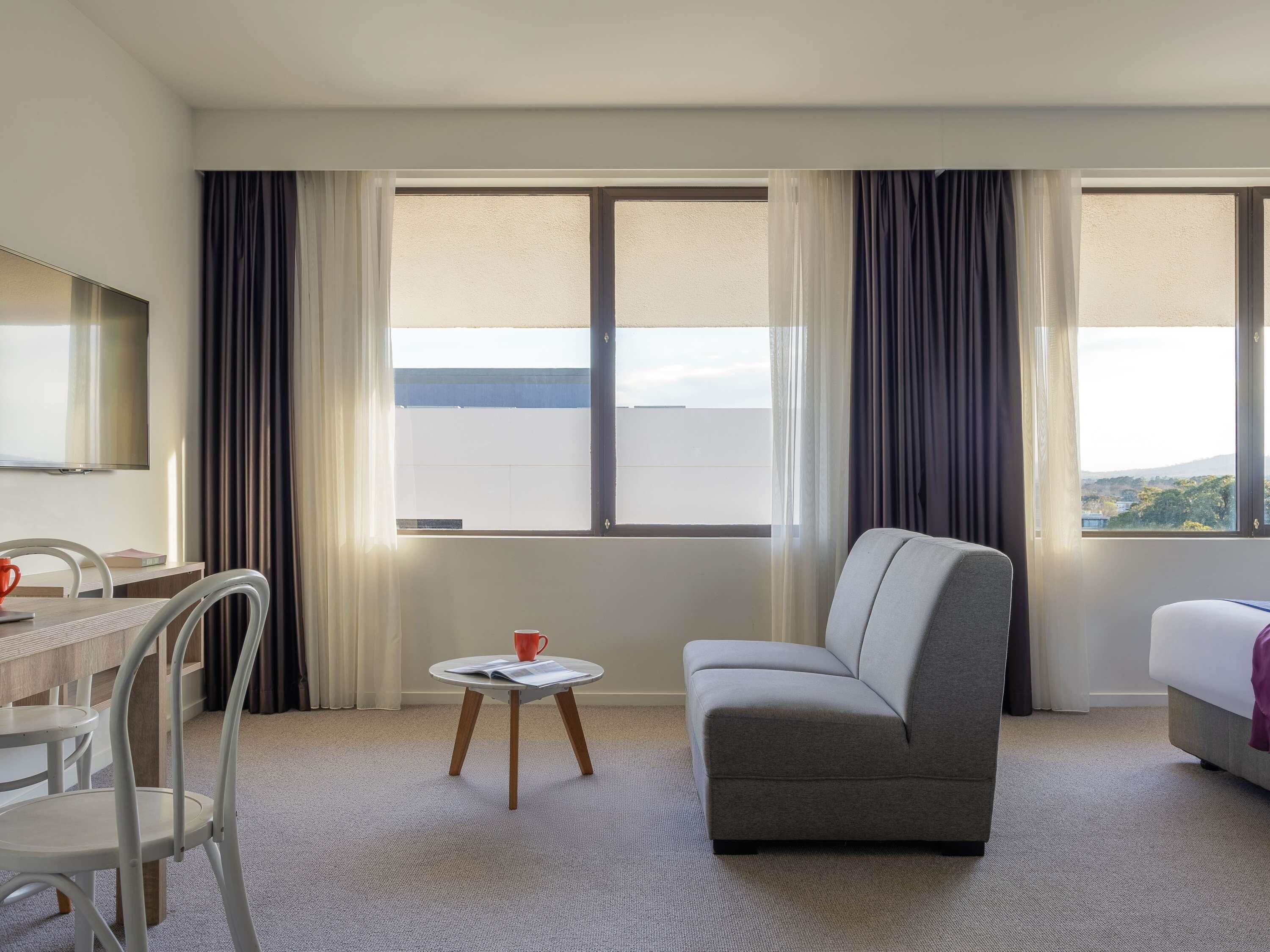 Suite Deluxe (1 King Bed or 2 Twin Beds) | Caja fuerte, escritorio, cortinas opacas y tabla de planchar con plancha