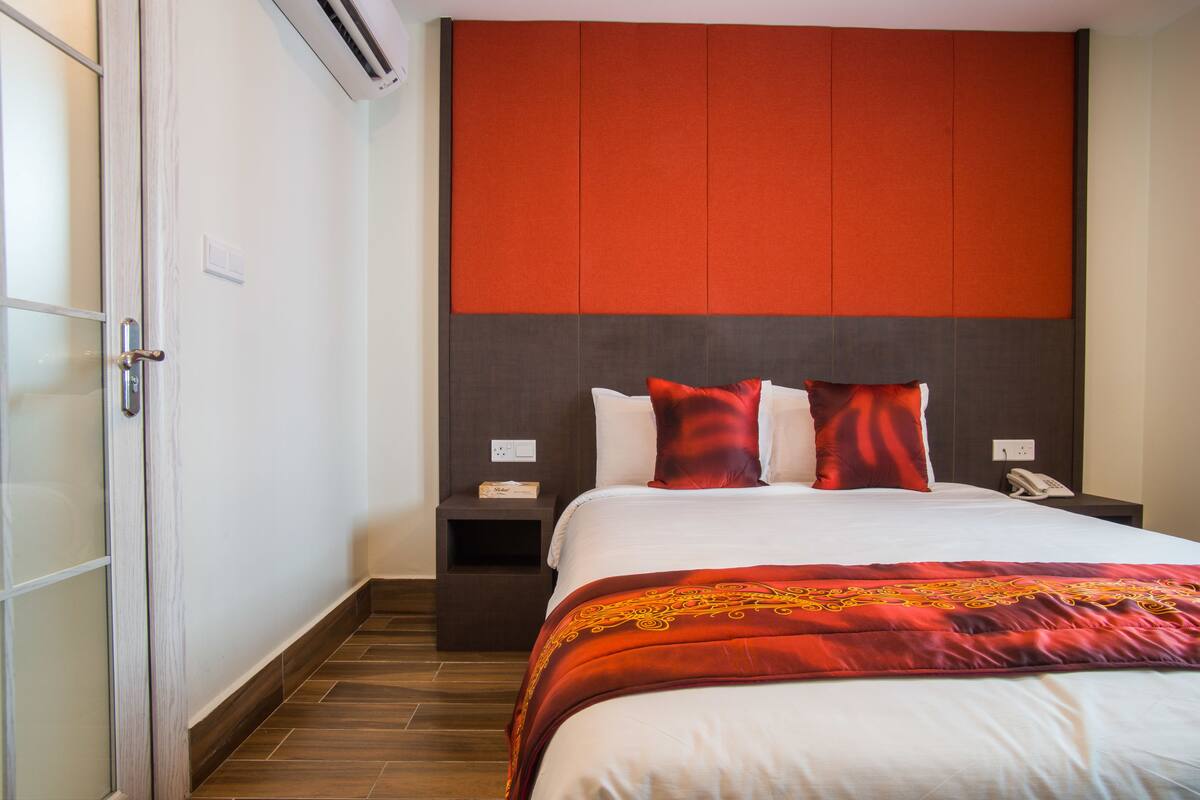 Standard Room, 1 Queen Bed | In-room safe, desk, iron/ironing board, free WiFi