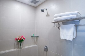 Standard Room, 1 Queen Bed | Bathroom | Shower, free toiletries, hair dryer, bidet