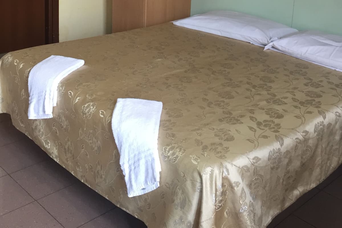 Kamar Double atau Twin, kamar mandi umum | Meja kerja dan seprai linen