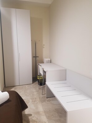 办公桌、床单、轮椅无障碍