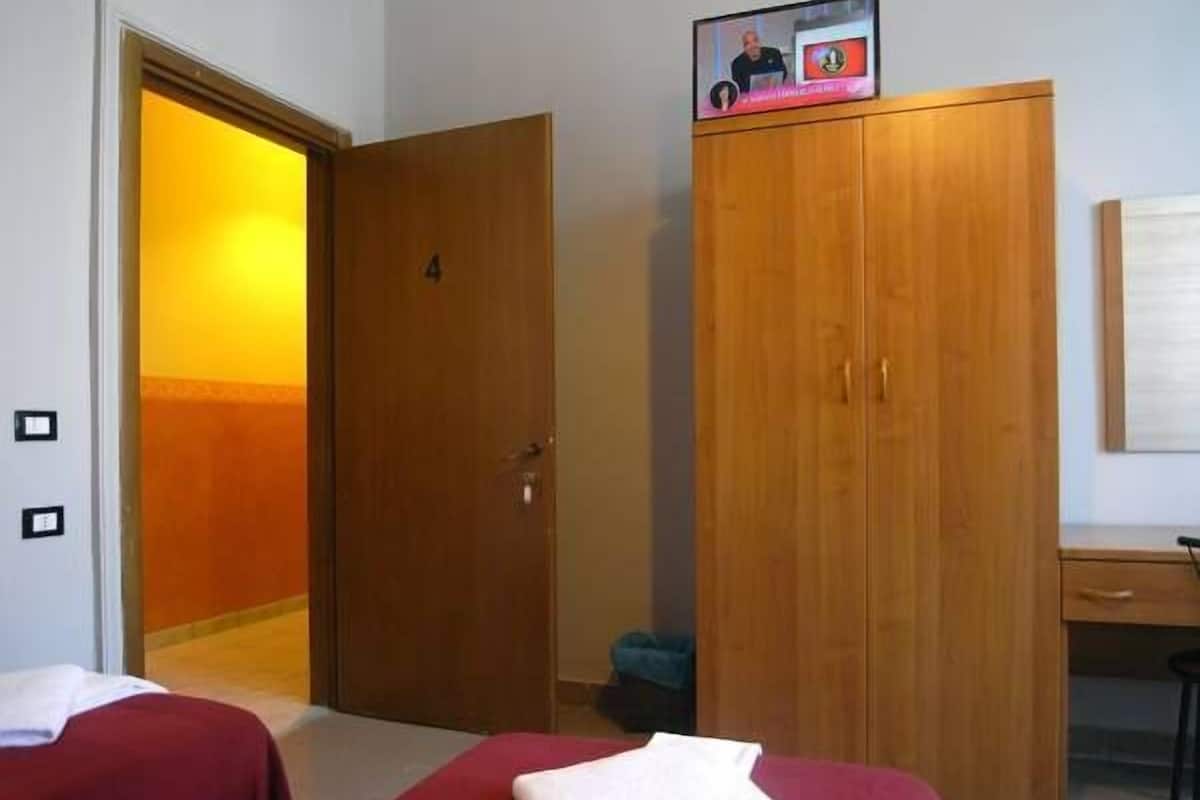 Kamar Single, ensuite | Meja kerja dan seprai linen