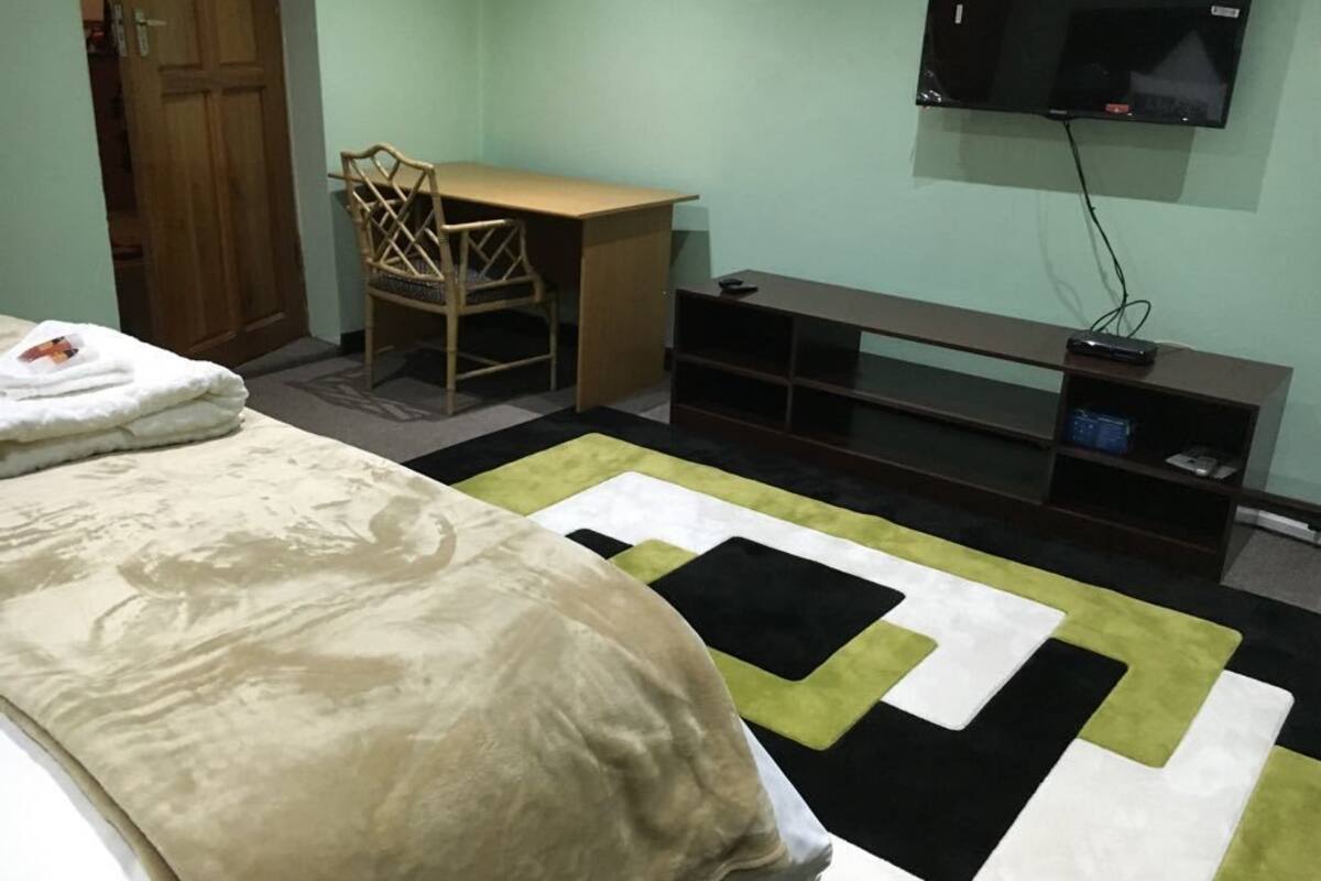 double room | living area | flat-screen tv