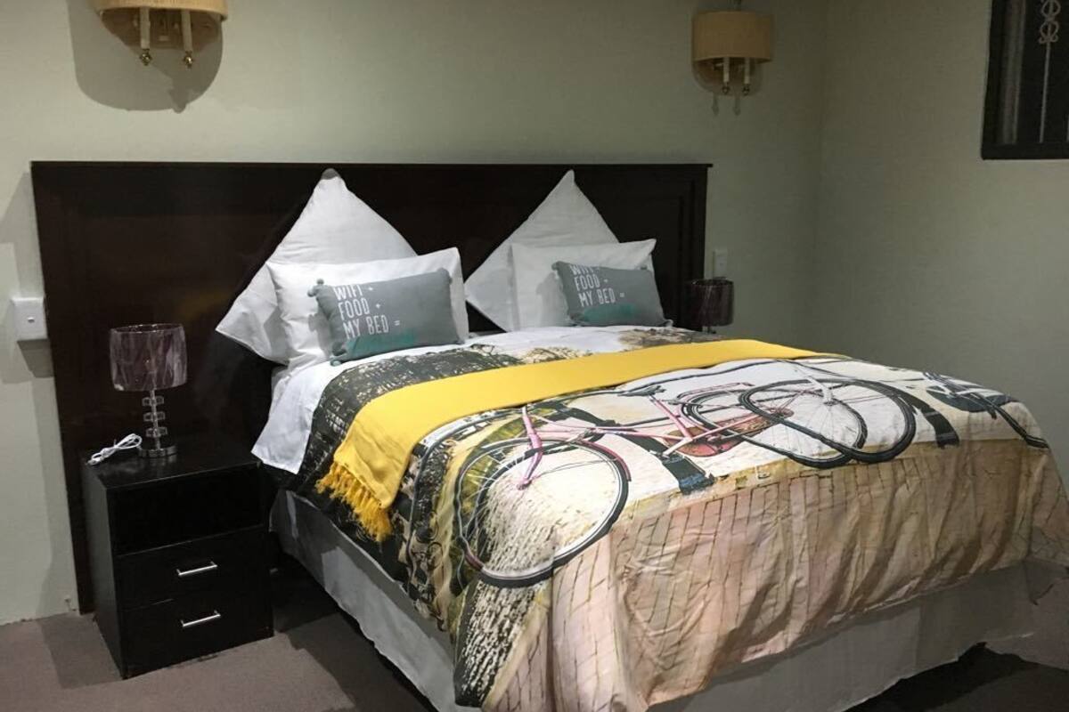 double room | in-room safe, individually decorated, individually furnished, desk