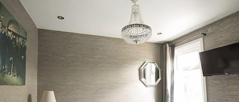 Eenvoudige tweepersoonskamer, en-suite badkamer, uitzicht op tuin