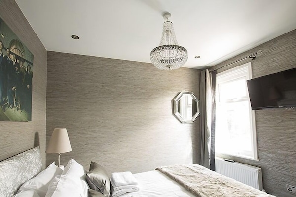 Basic Double Room, Ensuite, Garden View