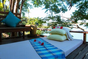 Twin Double Bungalow waterfront | Premium bedding, blackout curtains, bed sheets - Mekong Bird Resort (Stung Treng)