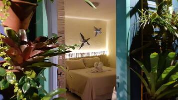 Bangalô tradicional, vista para o jardim | Ferros/tábuas de passar roupa, Wi-Fi de cortesia, roupa de cama