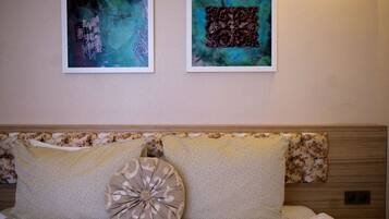 Minibar, coffres-forts dans les chambres, bureau, lits bébé (gratuits)