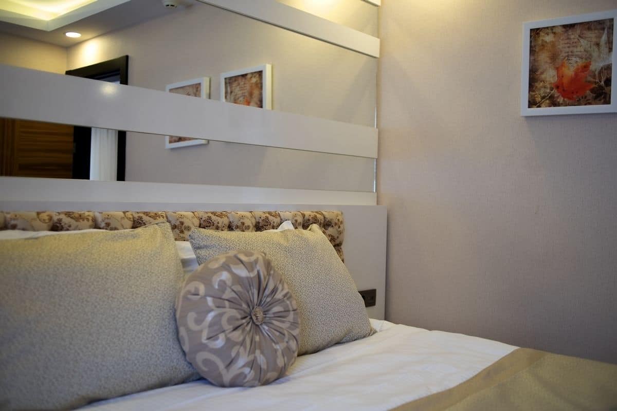 Minibar, caja de seguridad en la habitación y escritorio