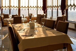 Frokost, lunsj og middag serveres