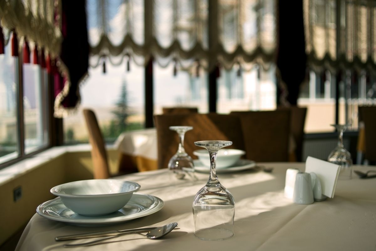 Serveert ontbijt, lunch en diner