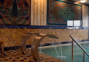 2 innendørsbassenger