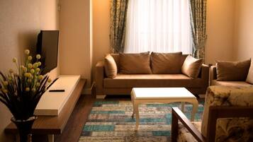 Suite Junior, balcon | Coin séjour | Télévision LCD