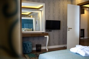 Junior Suite, Balcony | Living area