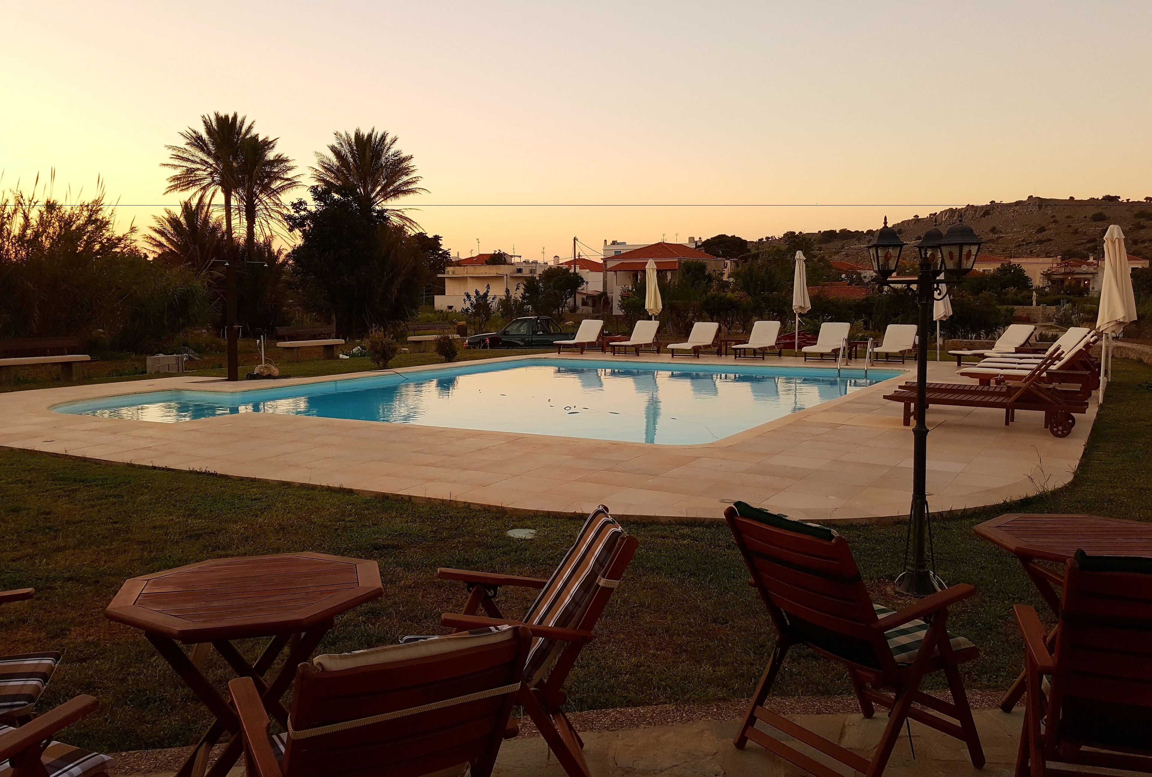 حمّام سباحة خارجي، مظلات على حمّام السباحة، مقاعد للتشمس