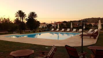 Außenpool, geöffnet von 10:00 Uhr bis 19:30 Uhr, Sonnenschirme