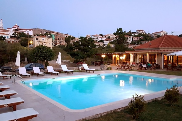 Utendørsbasseng, bassengparasoller og solsenger