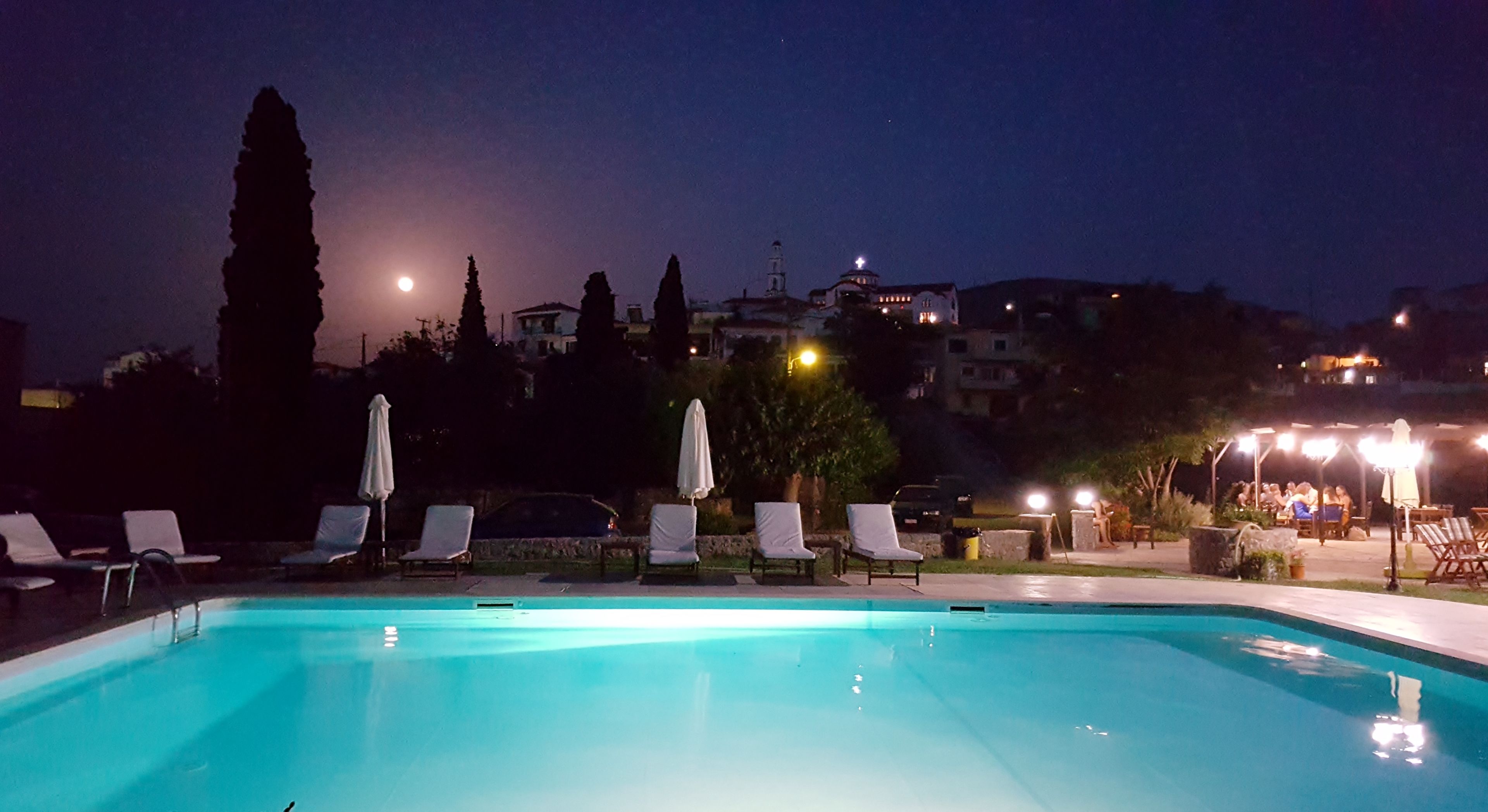 Piscina externa, funciona das 10h às 19h30, guarda-sóis