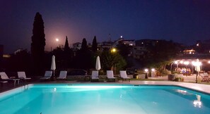 Utomhuspool, öppet 10.00 till 19.30, parasoller och solstolar