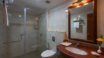 Deluxe Room, 1 King Bed | Bathroom | Shower, free toiletries, towels