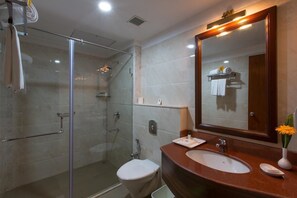 Ducha, artículos de tocador gratuitos, toallas