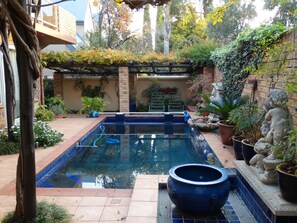 Kolam renang terbuka, payung kolam, kerusi lepak pantai