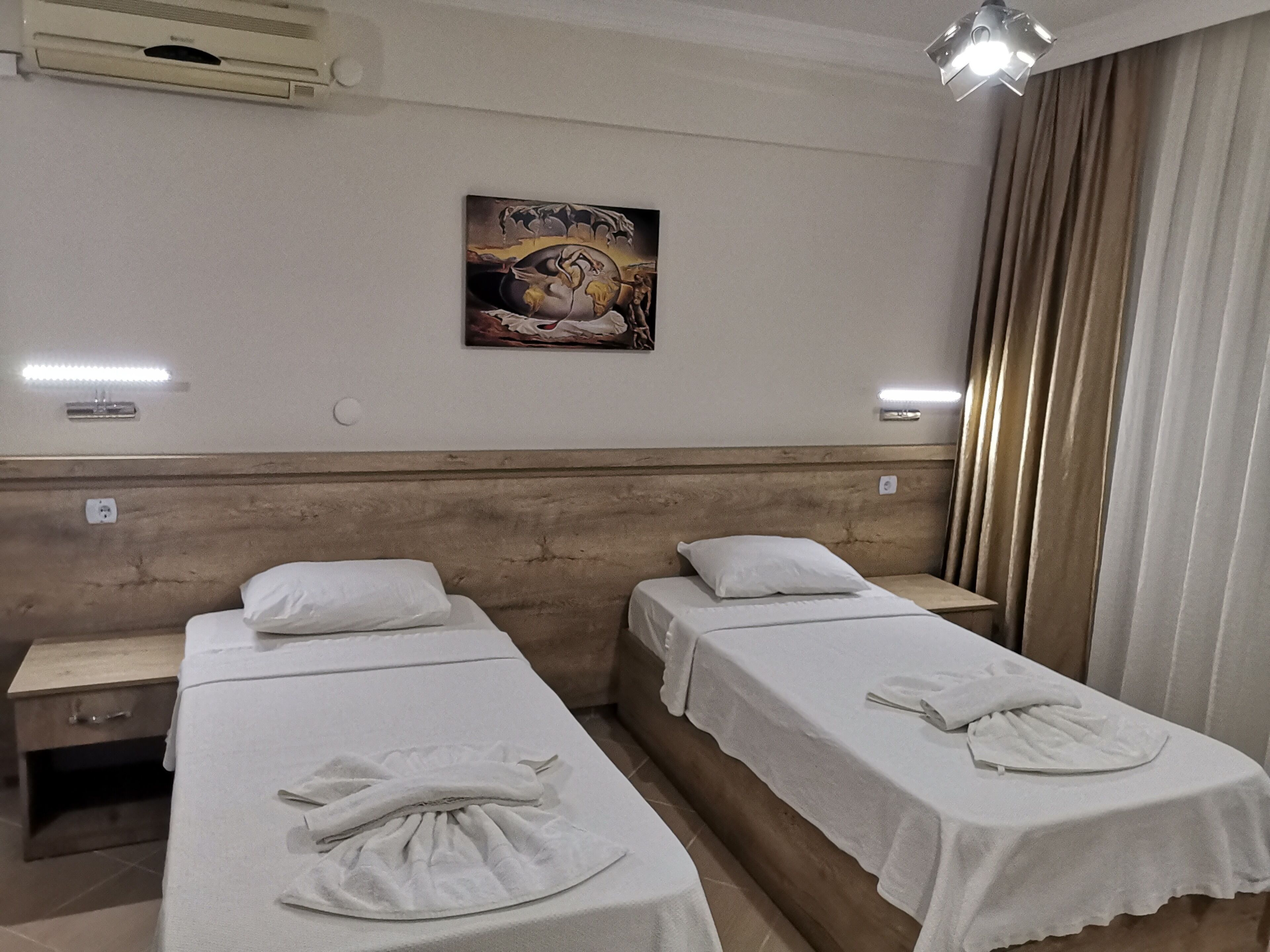 2 bedrooms, minibar, desk, bed sheets