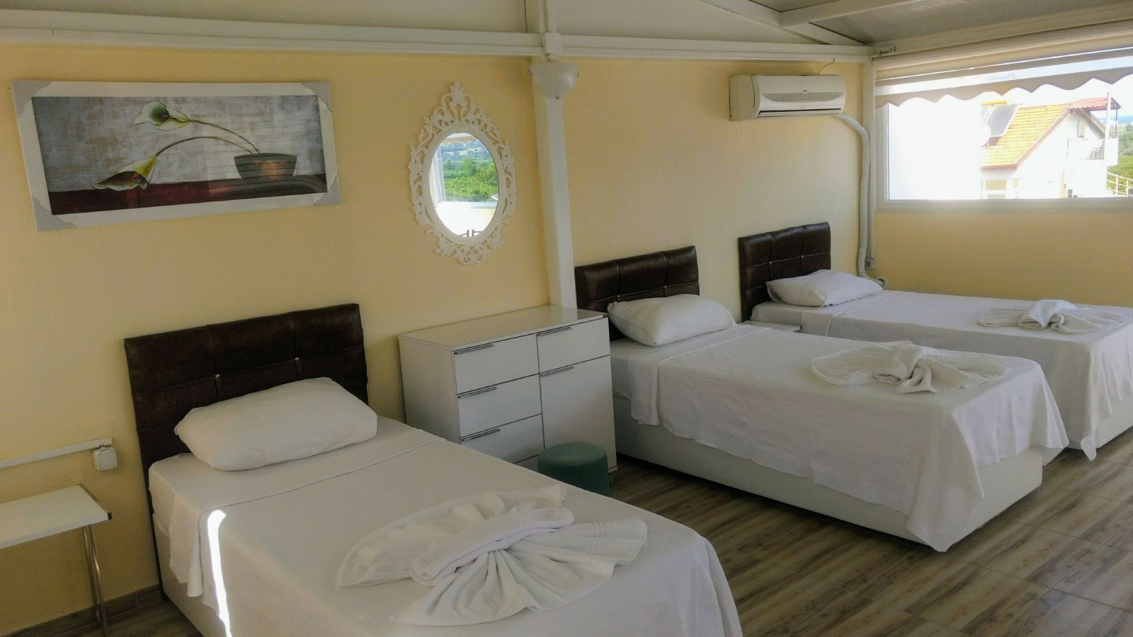 2 bedrooms, minibar, desk, bed sheets