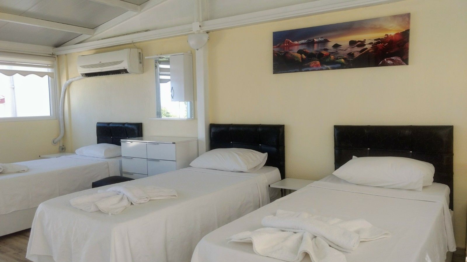 deluxe triple room | 2 bedrooms, minibar, desk, bed sheets