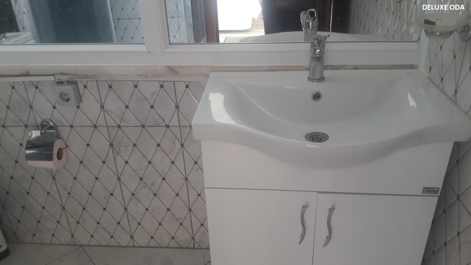 deluxe triple room | bathroom | shower, free toiletries, hair dryer, towels