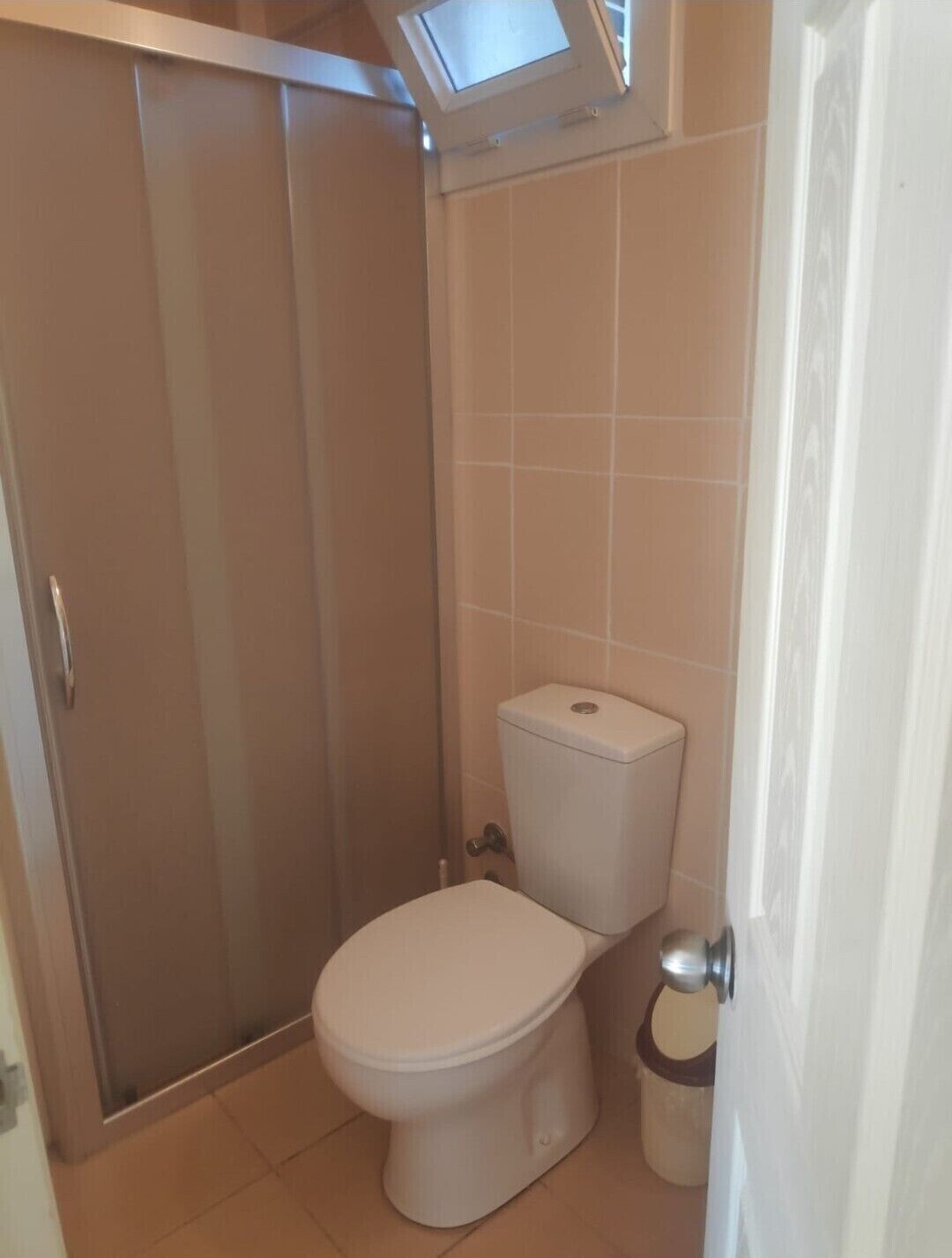 standard double room | bathroom | shower, free toiletries, hair dryer, towels
