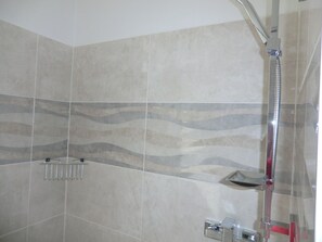 Chambre triple, salle de bain privée (External) | Douche de la salle de bain