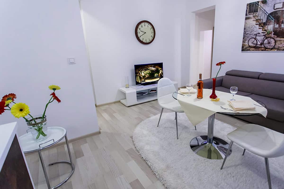 Deluxe Apartment, 1 Bedroom | Living area