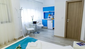 1 bedroom, desk, soundproofing, iron/ironing board - Iassium Residence Copou (Iasi)